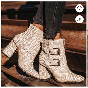 Freebird by Steve Maden Joey boot/bootie size 8 in color white snake